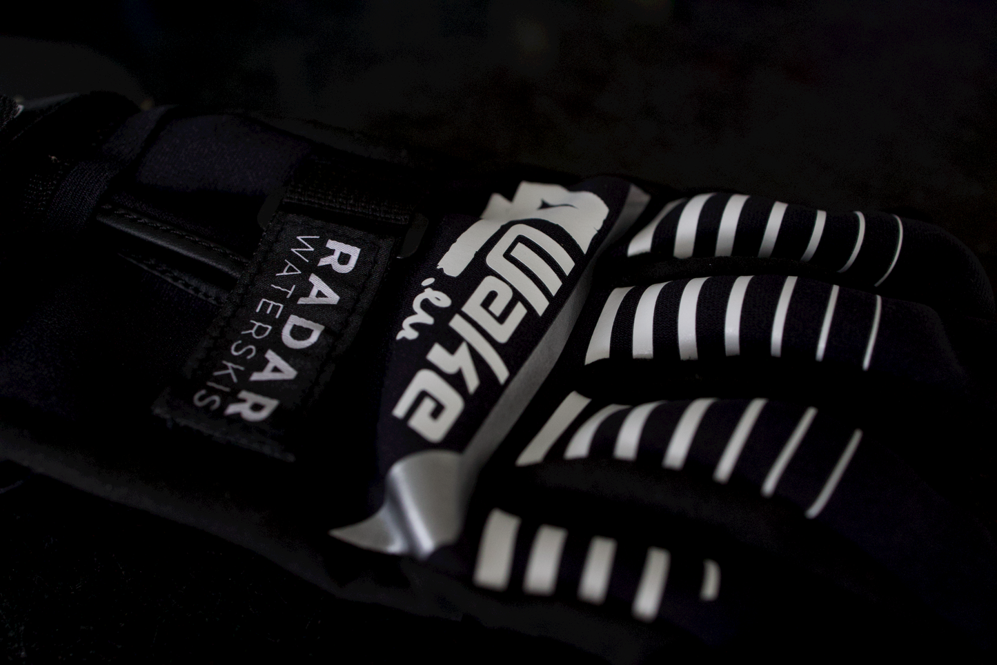 4Wake Glove-Black/White